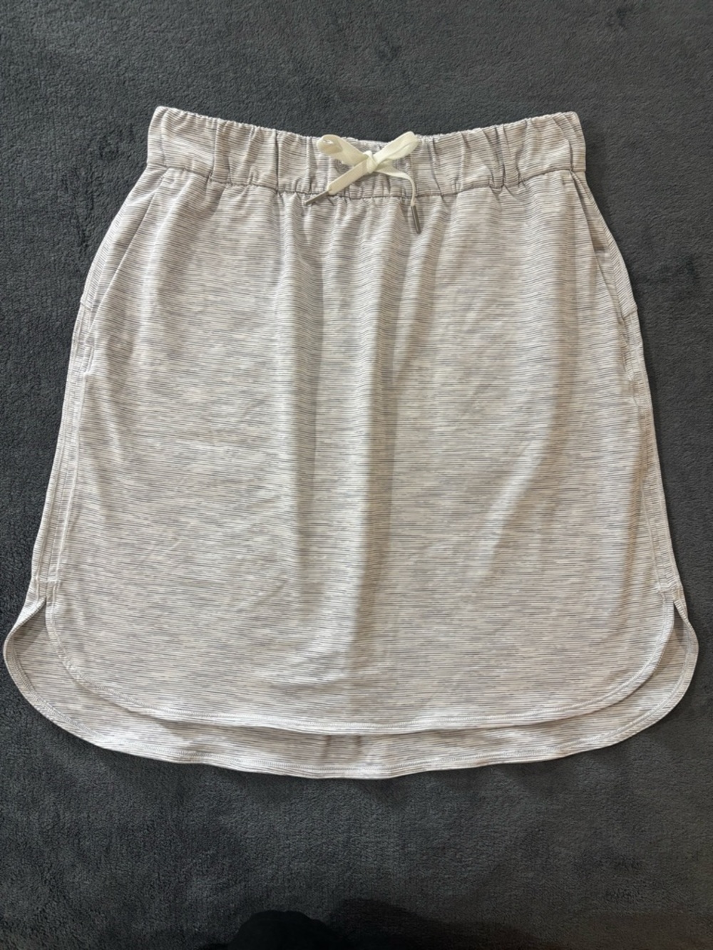 Lululemon On the Fly Skirt Women's Size 10 White Gray Skirt Elastic Waistband